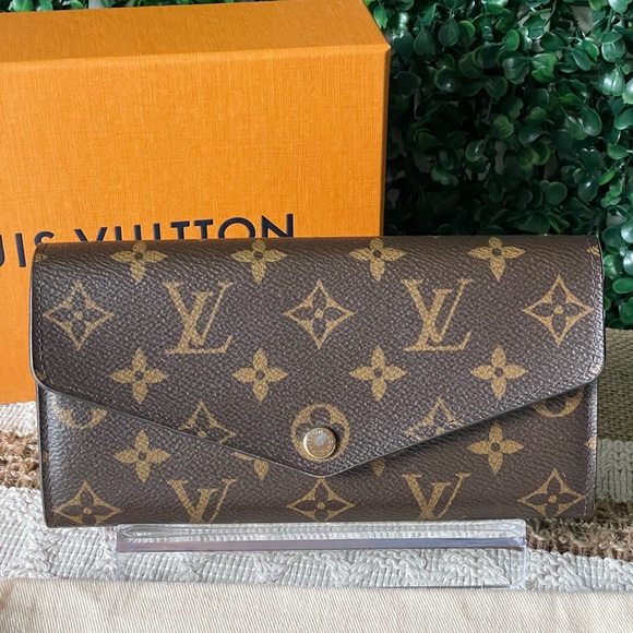 Louis Vuitton Monogram Sarah Wallet with Rose Ballerine Interior - Picture 2 of 12